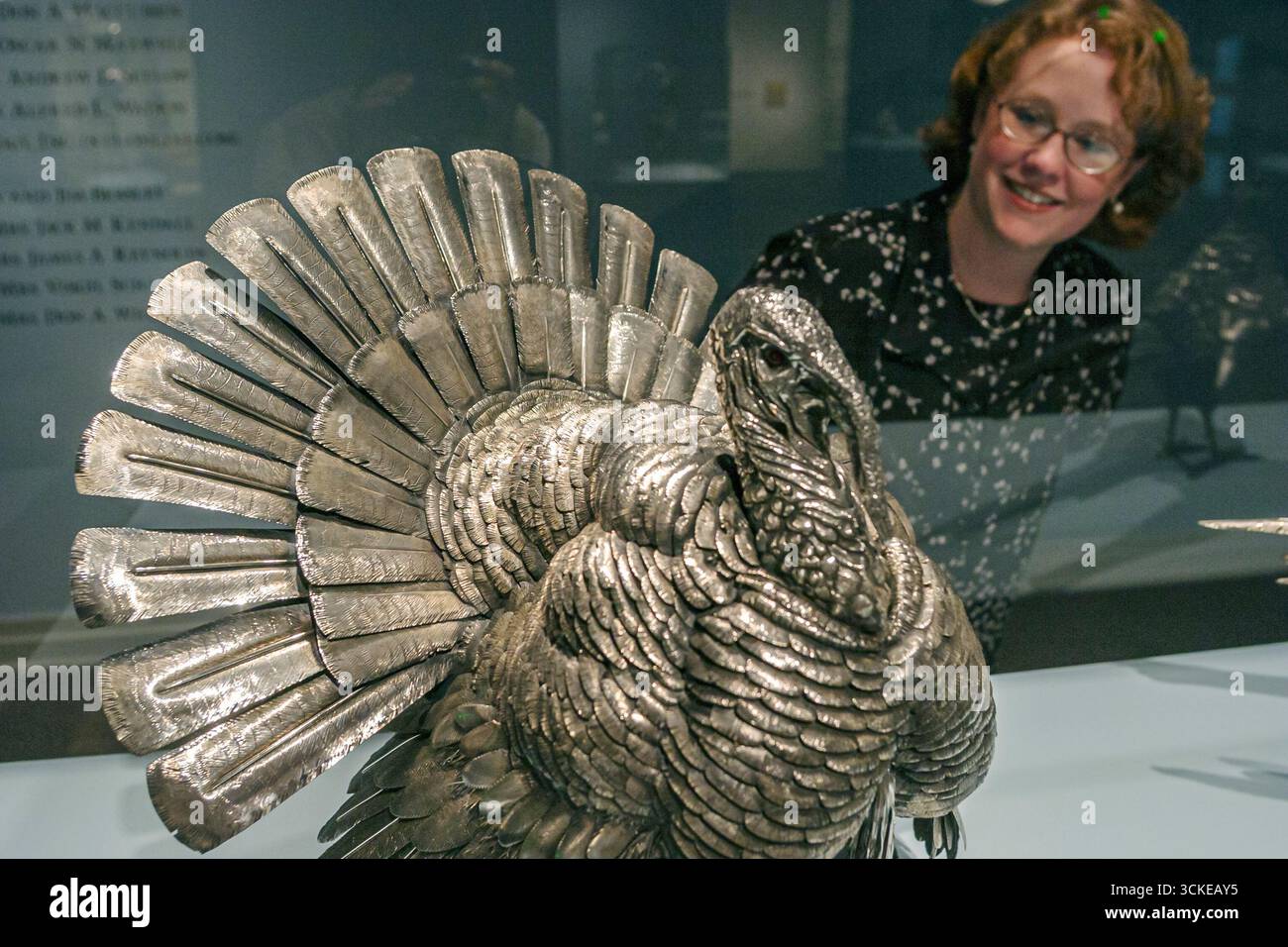 Huntsville Alabama, Big Spring Park Musée d'art de Huntsville, femme admirative sculpture turquie, Banque D'Images