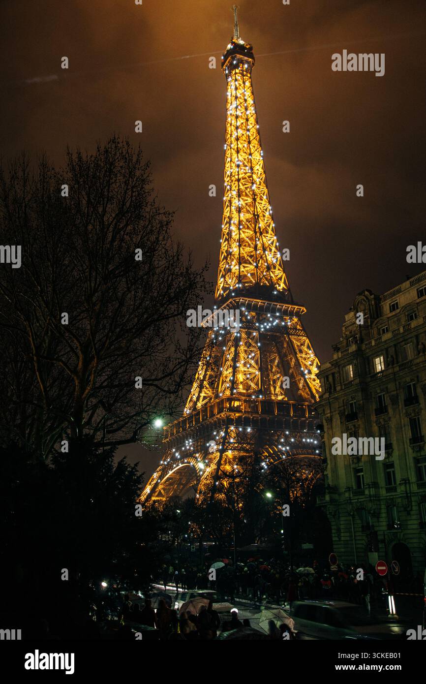 Vue artistique depuis le dessous de la Tour Eiffel à Paris, capturant les motifs géométriques et la beauté architecturale. Banque D'Images