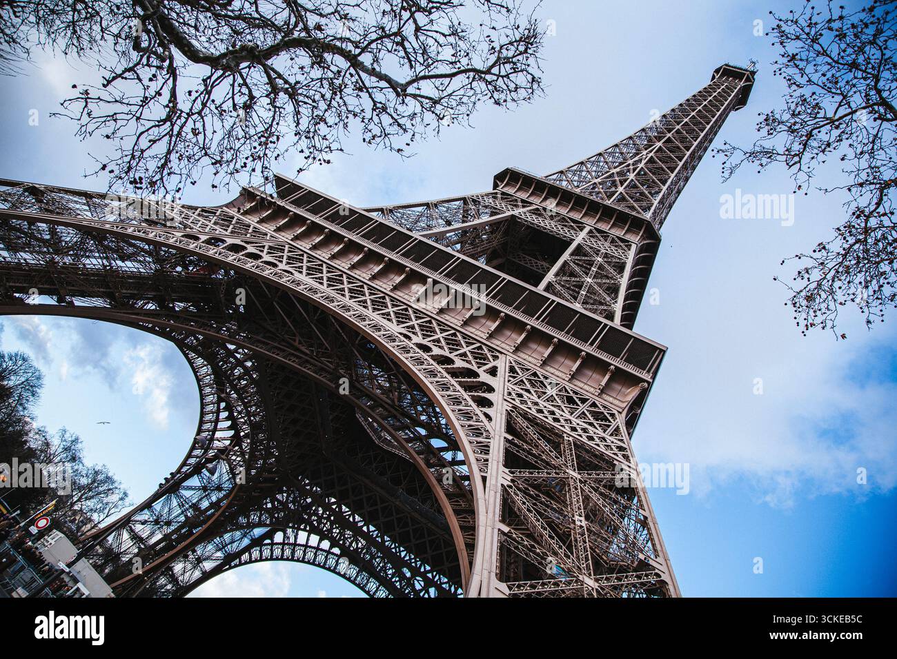 Vue artistique depuis le dessous de la Tour Eiffel à Paris, capturant les motifs géométriques et la beauté architecturale. Banque D'Images