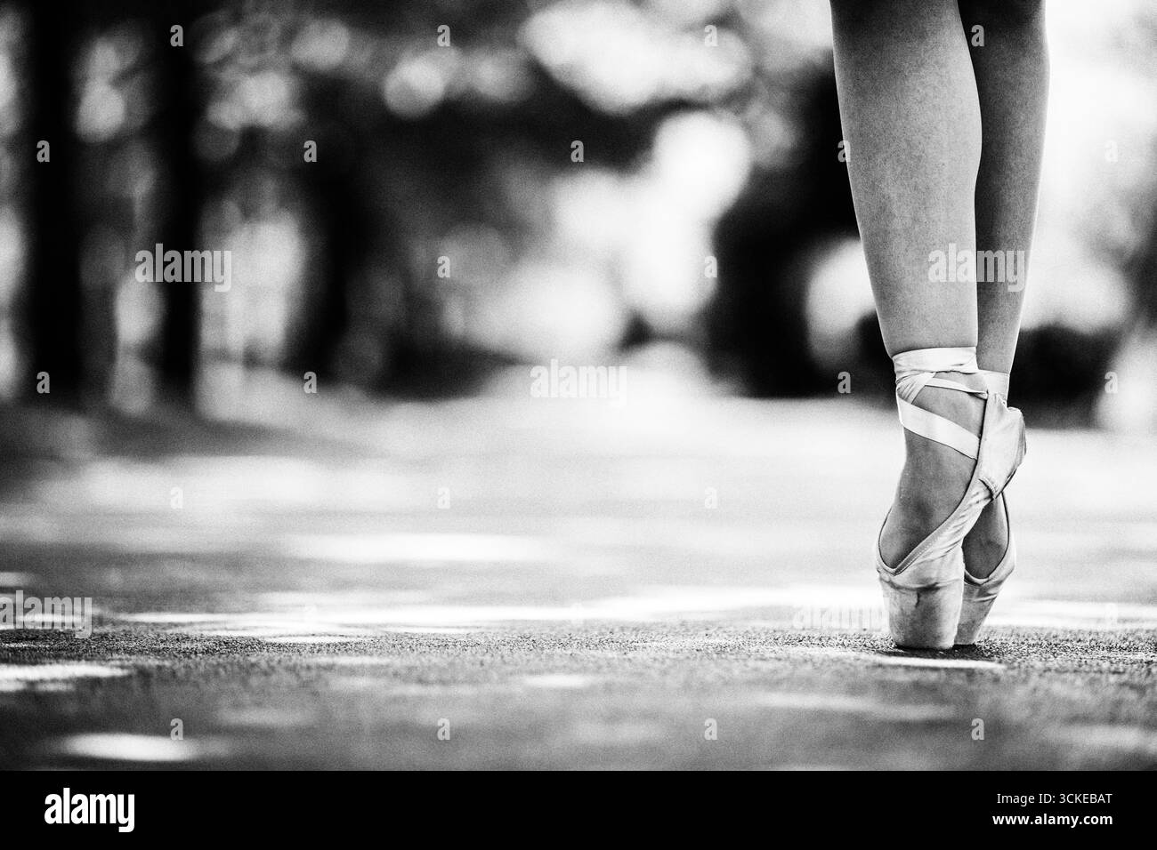 Gros plan des pieds d’une ballerine sur des chaussures pointe, debout gracieusement sur la pointe des pieds pendant la pratique du ballet Banque D'Images