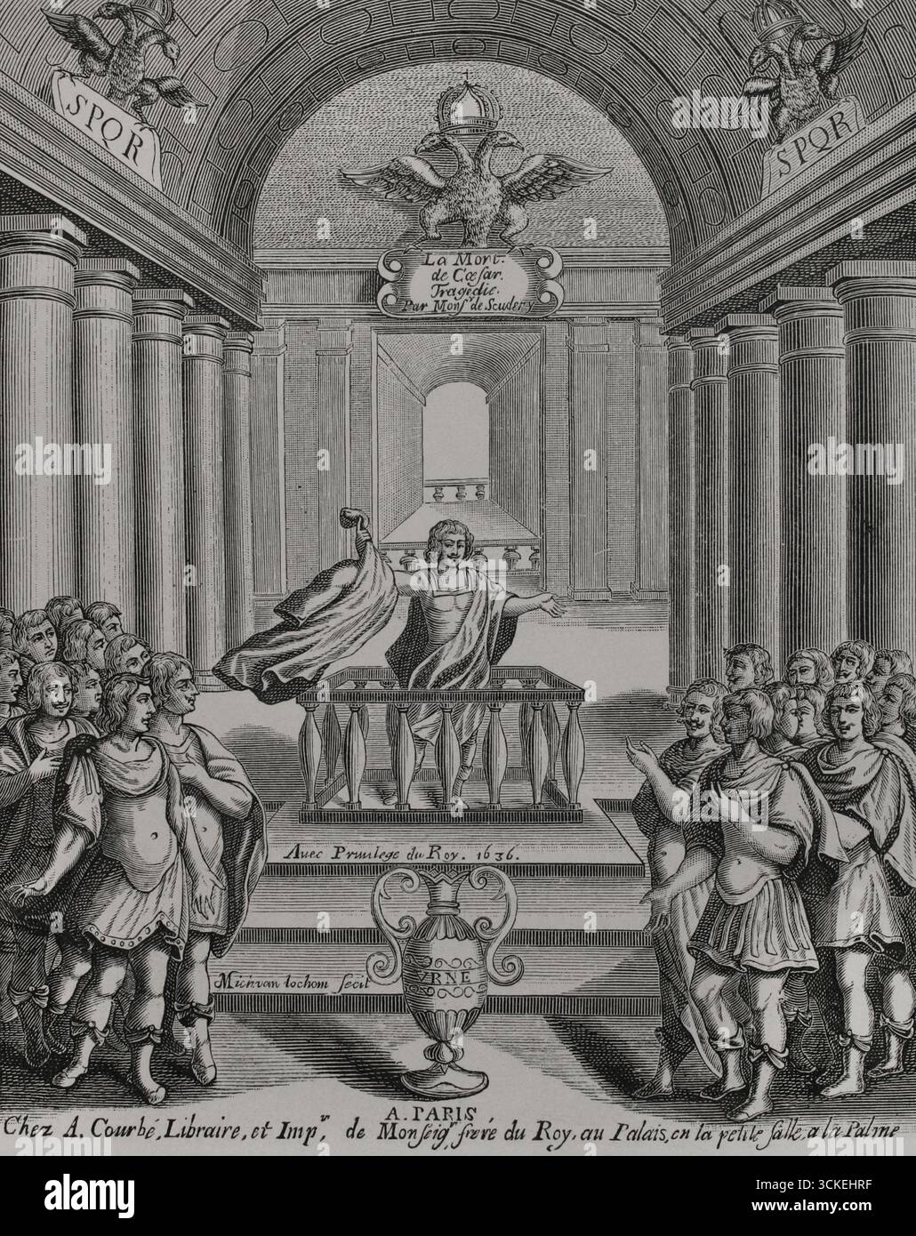 'La mort de César' (la mort de César). Tragédie écrite par le poète et dramaturge français Georges de Scudéry (1601-1667). Première représentation au Hôtel de Bourgogne à Paris en 1636. La scène se déroule au Sénat romain. Au premier plan, les crémains de César sont contenus dans une urne. Marc Antony (Marcus Antonius) montre et brandit la tunique tachée de sang de Jules César lors de son discours aux sénateurs romains. Illustration pour le frontispice de l'édition originale. Gravure de Michel van Lochom (1601-1647). Paris, chez Augustin Courbé, 1637. XVIIme siècle : lettres, sciences et arts, France 1 Banque D'Images