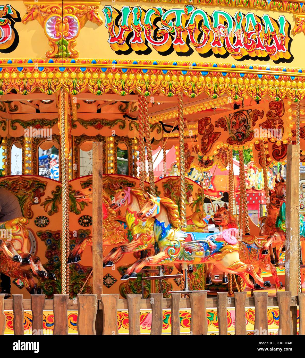 Manège victorien à l'ancienne, Millennium Square, centre-ville de Bristol, Angleterre, Royaume-Uni. Prise en août 2025. Banque D'Images