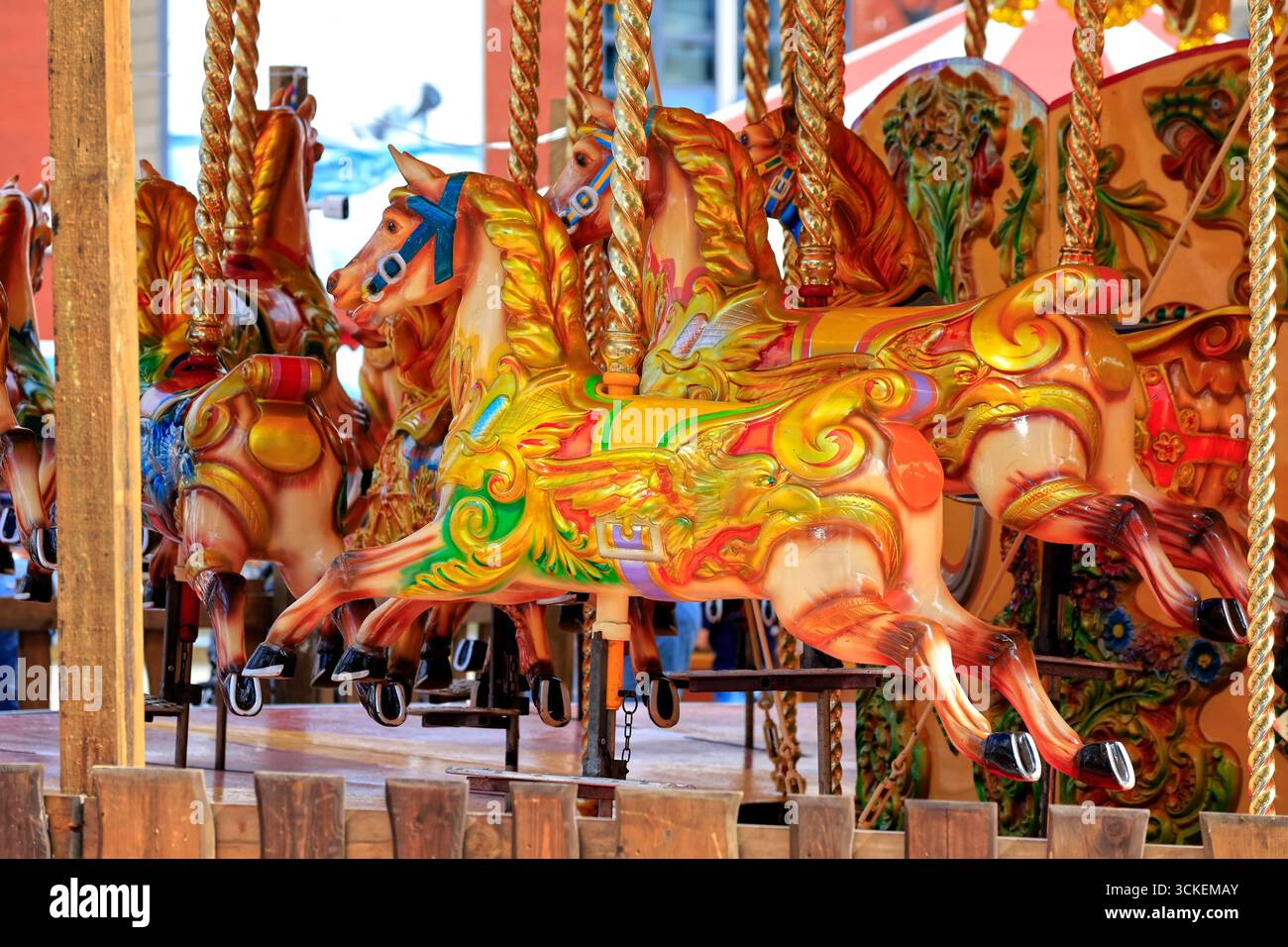 Manège victorien à l'ancienne, Millennium Square, centre-ville de Bristol, Angleterre, Royaume-Uni. Prise en août 2025. Banque D'Images