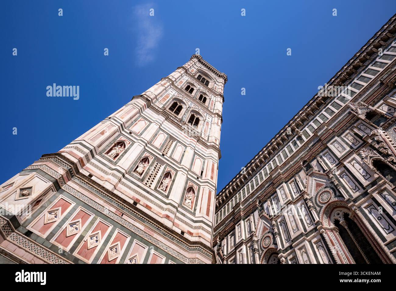 Le Campanile de Giotto est un clocher indépendant qui fait partie du complexe qui compose la cathédrale de Florence sur la Piazza de Duomo à Florence. Banque D'Images