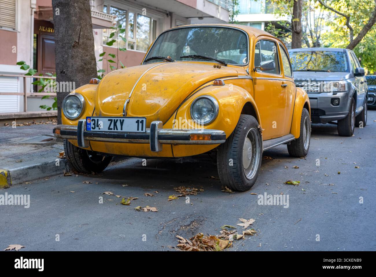 Rétro jaune Volkswagen Beetle, Classic VW Beetle sur une rue de la ville, voiture vintage avec une touche moderne Banque D'Images