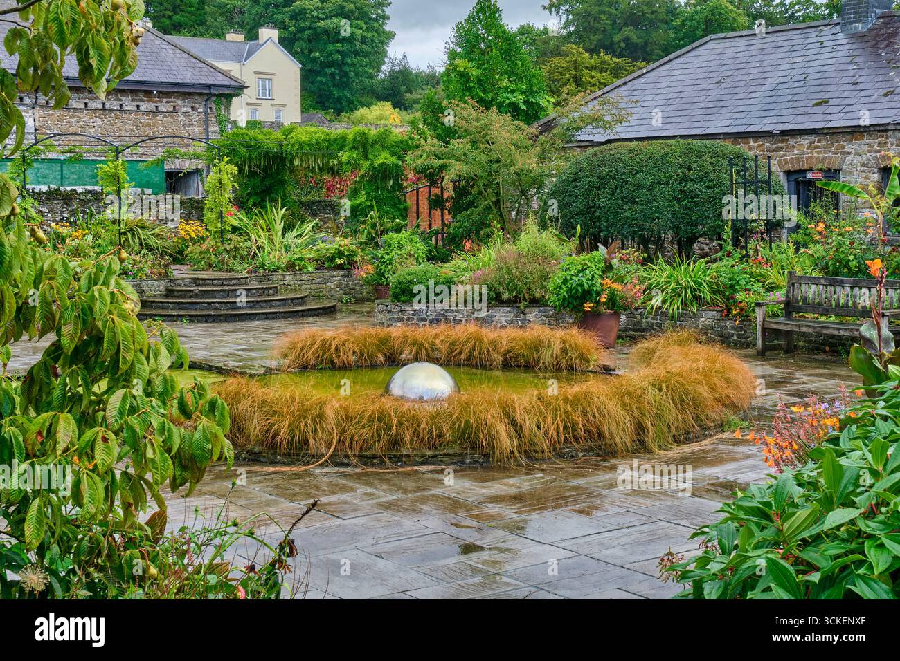 The Sunken Garden, Aberglasney Gardens, Llangathen, Llandeilo, Carmarthenshire Banque D'Images