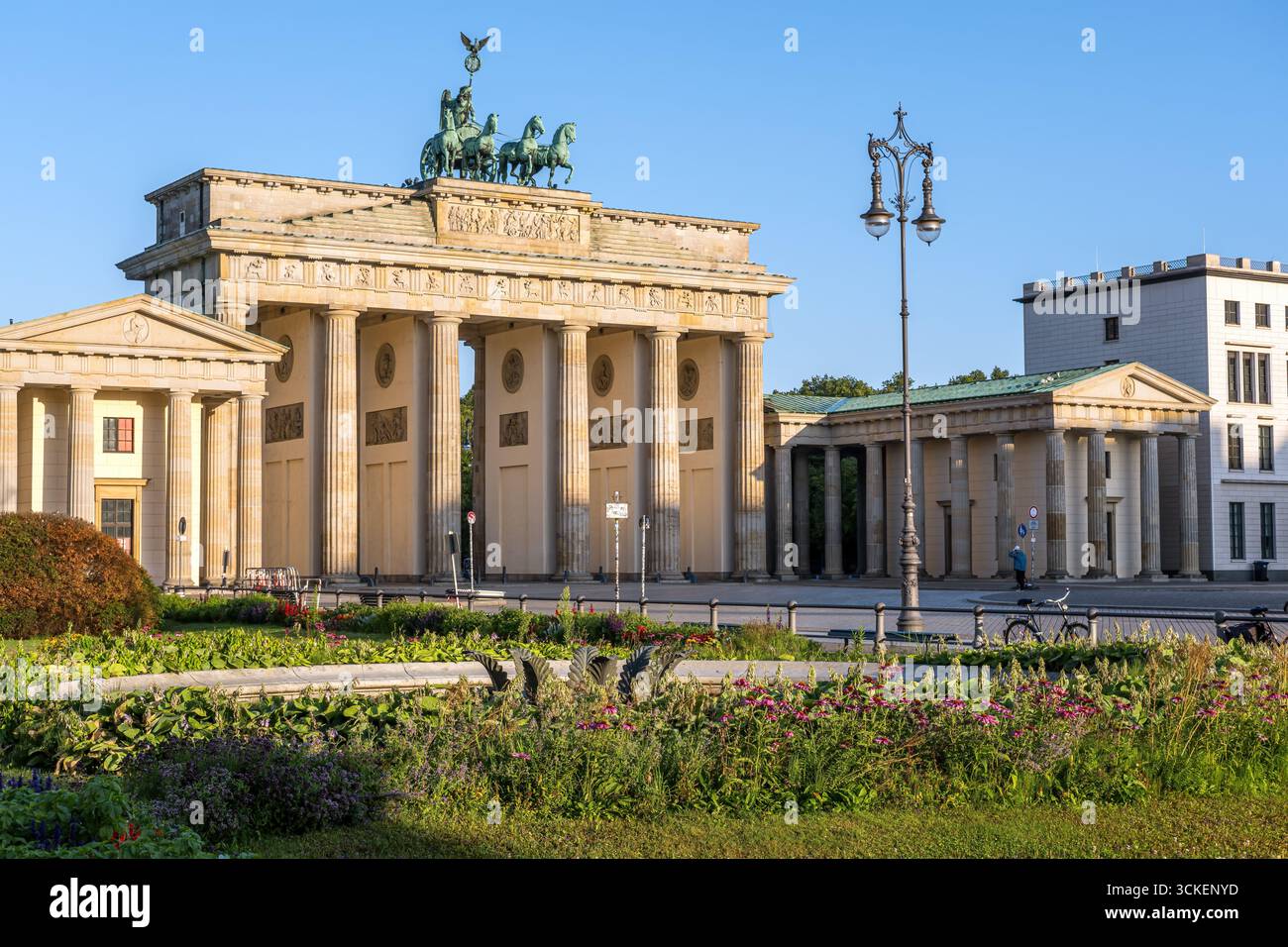 La célèbre porte de Brandebourg à Berlin par un matin ensoleillé sans personne Banque D'Images