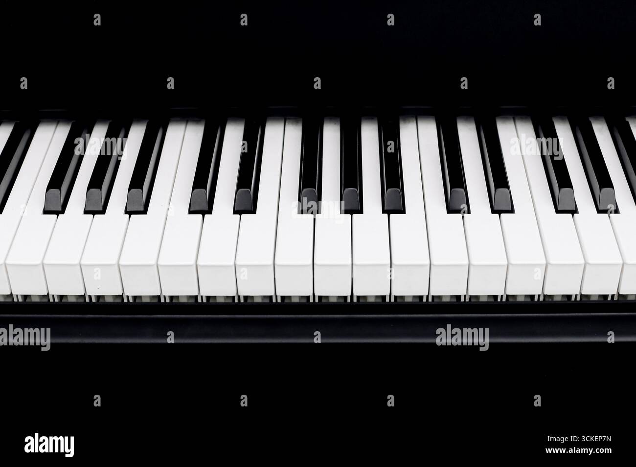 Vue rapprochée du clavier de piano. Perspective des touches en noir et blanc. Détail de l'instrument de musique classique. Concept sonore élégant. Elément d'interprétation musicale. Banque D'Images