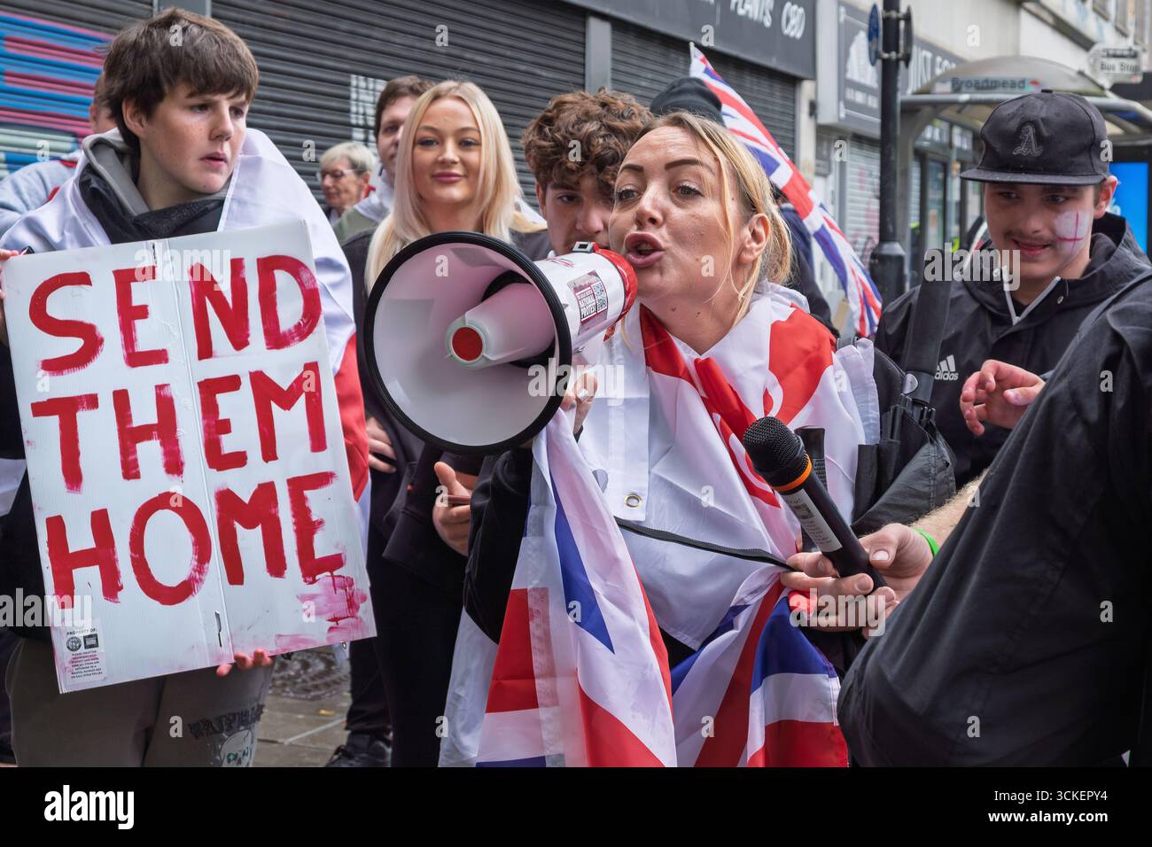 Bristol, Royaume-Uni. 7 septembre 2025. Des manifestants anti-asile "arrêtez les bateaux" affrontent des militants anti-racistes devant un hôtel Asylum dans le centre-ville de Bristol. Banque D'Images