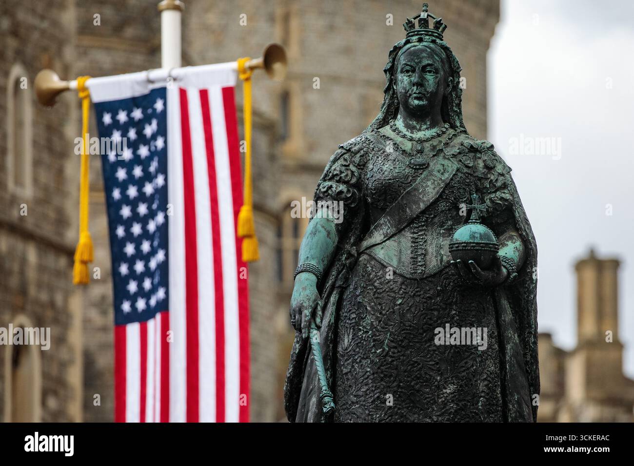 Windsor, Royaume-Uni. 11 septembre 2025. Une statue de la reine Victoria est photographiée devant un drapeau Stars and Stripes à l’extérieur du château de Windsor avant la deuxième visite d’État au Royaume-Uni du président américain Donald Trump et de la première dame Melania Trump. Ils séjourneront au château de Windsor en tant qu'invités du roi Charles III et de la reine Camilla du 17 au 18 septembre. Crédit : Mark Kerrison/Alamy Live News Banque D'Images