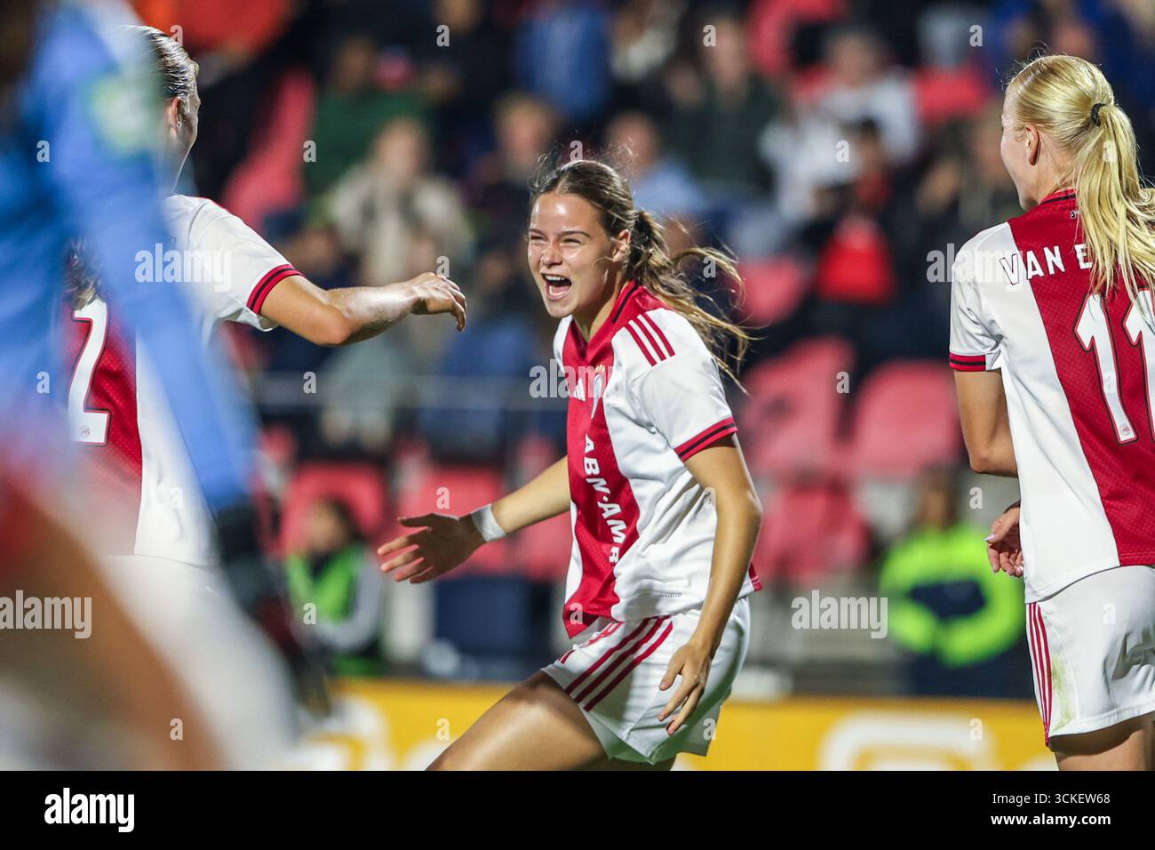 Amsterdam, pays-Bas. 11 septembre 2025. Amsterdam, pays-Bas, le 11 septembre 2025 : Mirte van Koppen (19 AFC Ajax) célèbre après avoir marqué le deuxième but de son équipe lors du premier match de qualification de la Coupe Europa Womens 2025/26 de l'UEFA entre l'AFC Ajax et le SK Sturm Graz au Sportcomplex de Toekomst à Amsterdam, aux pays-Bas. (Leiting Gao/SPP) crédit : photo de presse sportive SPP. /Alamy Live News Banque D'Images