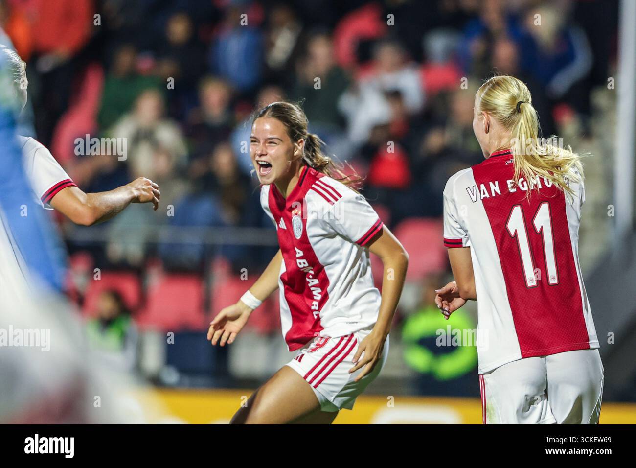 Amsterdam, pays-Bas. 11 septembre 2025. Amsterdam, pays-Bas, le 11 septembre 2025 : Mirte van Koppen (19 AFC Ajax) célèbre après avoir marqué le deuxième but de son équipe lors du premier match de qualification de la Coupe Europa Womens 2025/26 de l'UEFA entre l'AFC Ajax et le SK Sturm Graz au Sportcomplex de Toekomst à Amsterdam, aux pays-Bas. (Leiting Gao/SPP) crédit : photo de presse sportive SPP. /Alamy Live News Banque D'Images