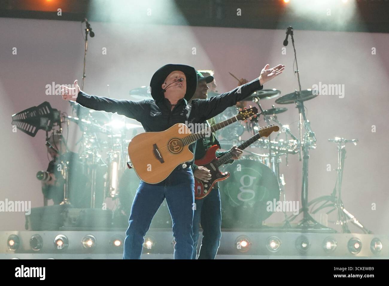 SOUS EMBARGO SUR 0001 VENDREDI 12 SEPTEMBRE photo datée du 09/09/22 de la star de la musique country Garth Brooks au Croke Park, Dublin. La star de la country jouera son premier concert au Royaume-Uni en près de 30 ans après avoir été annoncé comme le premier en tête d'affiche du British Summer Time (BST) 2026. La chanteuse américaine de 63 ans montera sur scène à Hyde Park à Londres le 27 juin prochain, après avoir joué pour la dernière fois dans le pays en 1998. Date d'émission : vendredi 12 septembre 2025. Banque D'Images