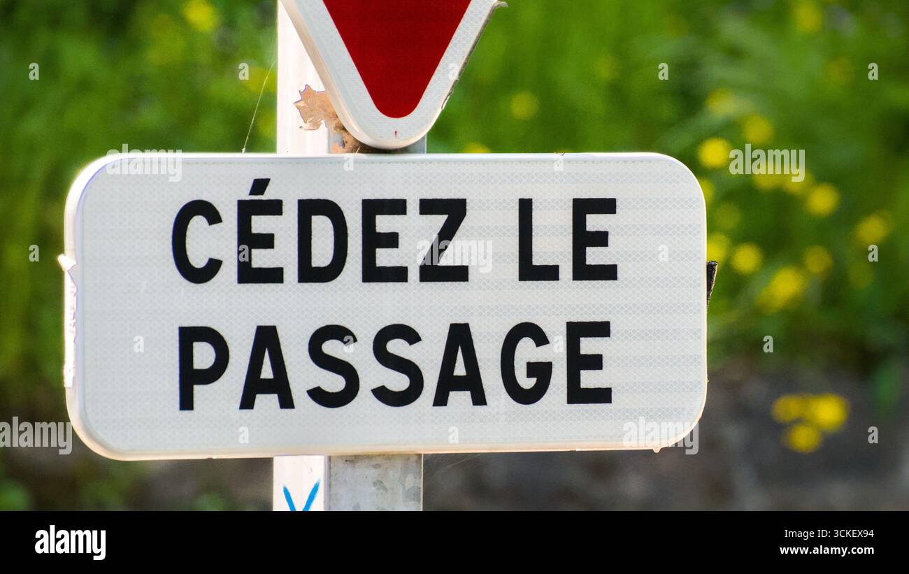 Panneau de signalisation français à un rond-point avec une instruction de rendement « Cédez le passage » Banque D'Images