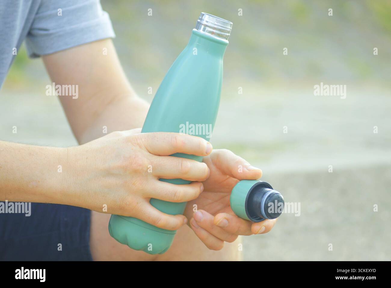 Personne prenant l'hydratation consciente se détacher des écrans numériques à l'extérieur. Le style de vie de la détox numérique et le bien-être mental pause rituels. Équilibre entre vie professionnelle et vie privée Banque D'Images