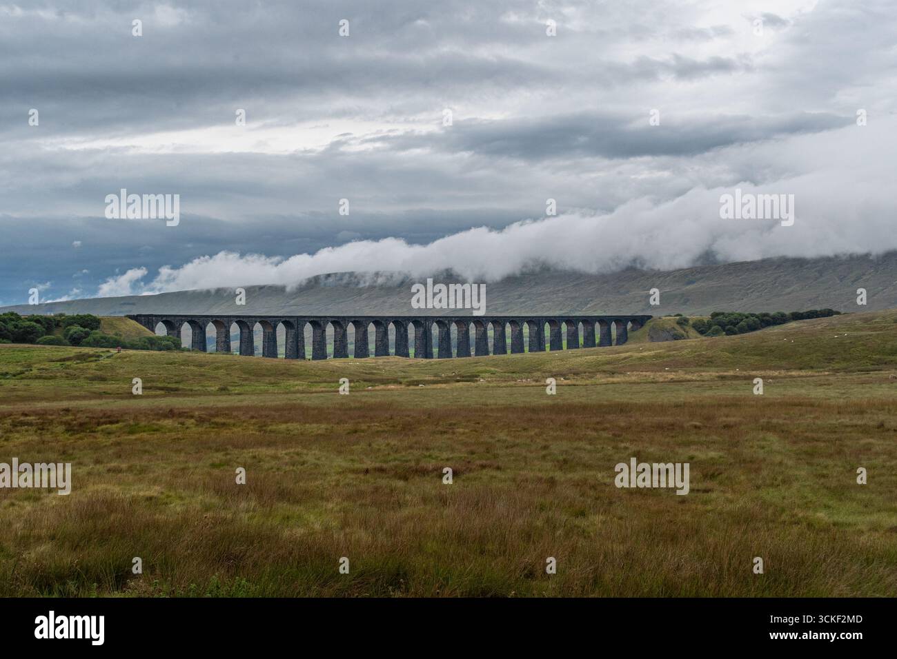 Le viaduc de Ribblehead se trouvait devant des montagnes recouvertes de nuages pluviaux Banque D'Images