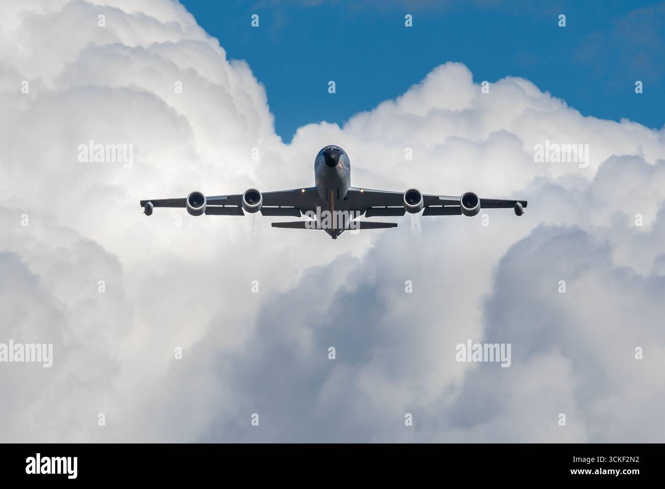 60-0333 - USAF Boeing KC-135 Stratotanker décolle de RAF Mildenhall, Suffolk, Royaume-Uni - avec des nuages blancs brillants et un ciel bleu en arrière-plan Banque D'Images