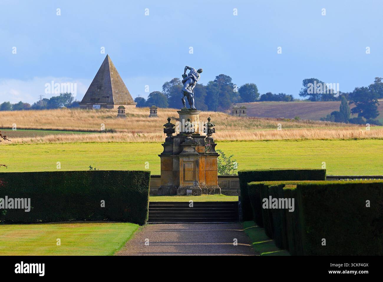 Une statue à Castle Howard Estate et une folie pyramidale sur St Ann's Hill dans le Yorkshire du Nord, Royaume-Uni Banque D'Images