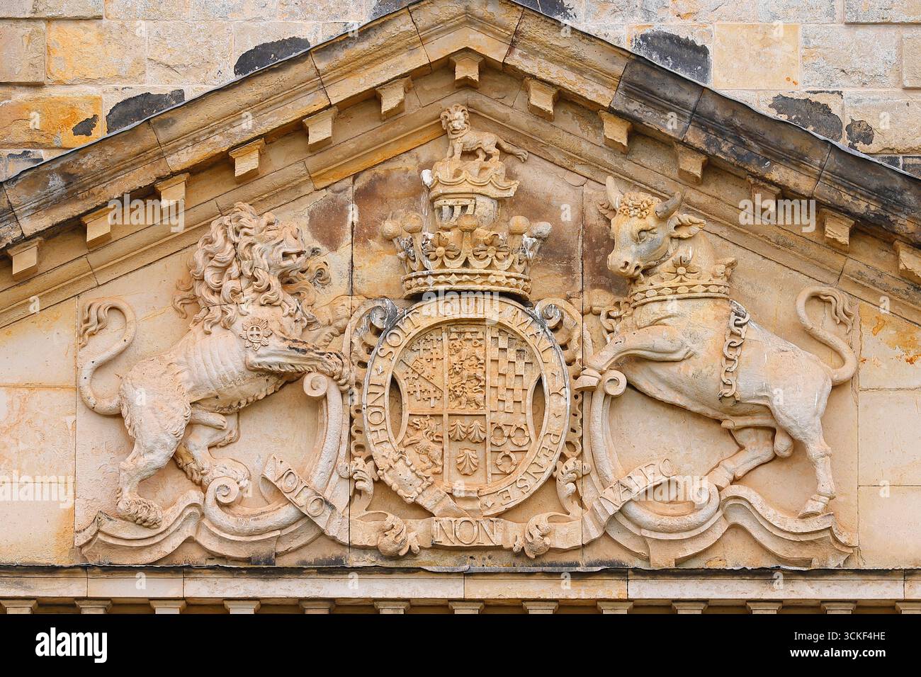 Armoiries sur un bâtiment à Castle Howard Estate dans le Yorkshire du Nord, Royaume-Uni Banque D'Images