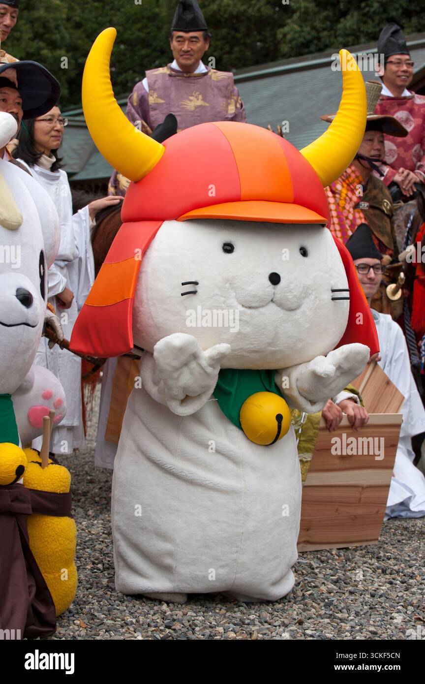 Mascotte japonaise yuru-kyara personnage de culture populaire Hikonyan (chat casque samouraï kabuto) à l'événement à Hikone, Shiga, Japon. Banque D'Images