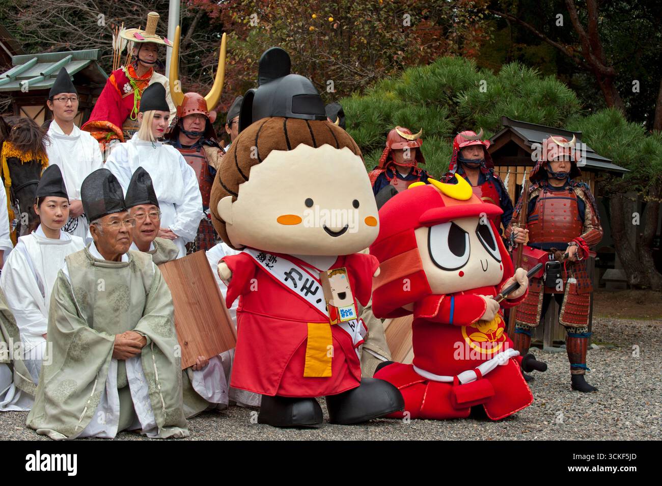 Mascotte japonaise yuru-kyara personnages de culture populaire Kamon-chan (Université de Shiga) et Hikodon (pistolet kabuto samouraï) lors d'un événement à Hikone, Shiga, Japon. Banque D'Images