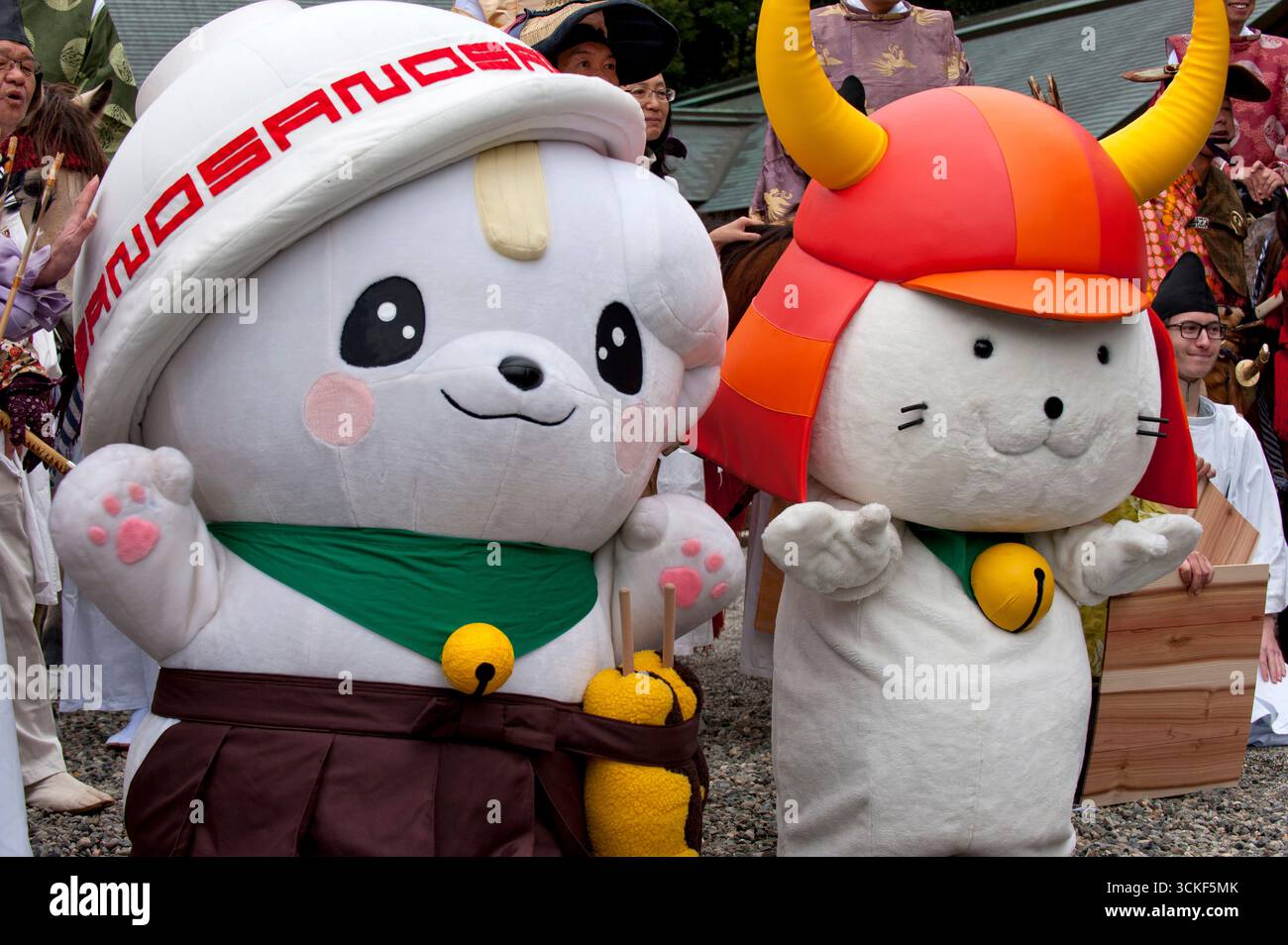 Mascotte japonaise yuru-kyara personnages de culture populaire Sanomaru (bol à soupe sur la tête) et Hikonyan (chat samouraï kabuto) lors d'un événement à Hikone, Shiga, Japon. Banque D'Images