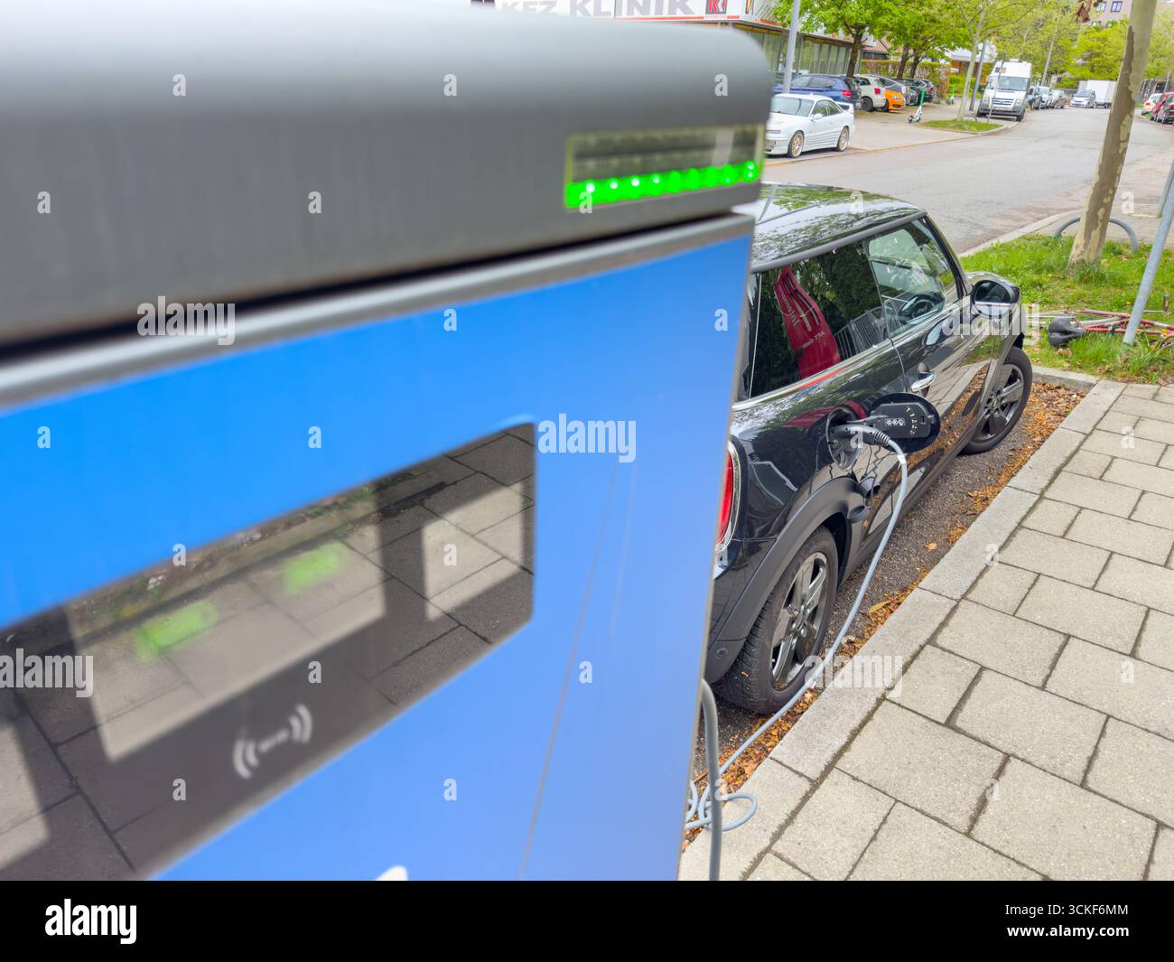 Munich, Allemagne. 24 avril 2025. Mini Cooper complètement chargée dans une station de puissance de voiture électrique à Munich, Allemagne, le 24 avril 2025. Photographe : ddp images/STAR-images crédit : ddp Media GmbH/Alamy Live News Banque D'Images