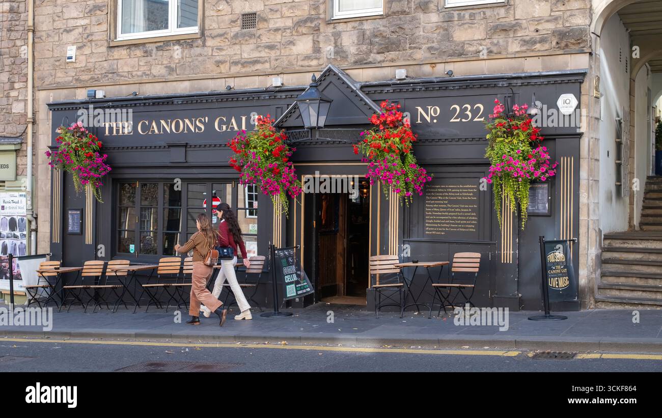 Le pub Canons’ Gait sur le Canongate, Royal Mile, Édimbourg, Écosse – un bar traditionnel populaire auprès des habitants et des visiteurs. Banque D'Images