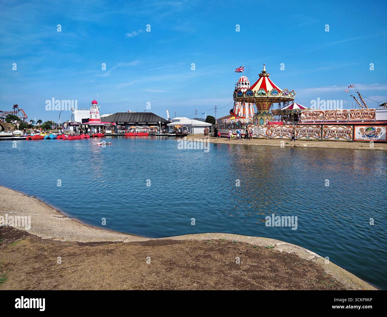 Royaume-Uni, Lincolnshire, Skegness, Boating Lake et Vintage Funfair. Banque D'Images