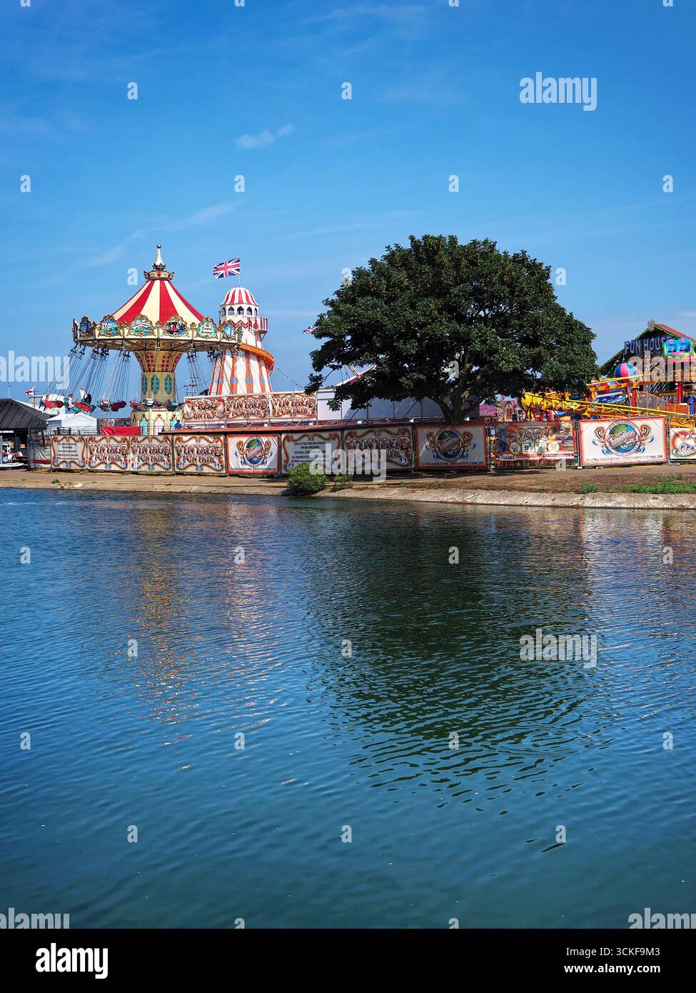 Royaume-Uni, Lincolnshire, Skegness, Boating Lake et Vintage Funfair. Banque D'Images