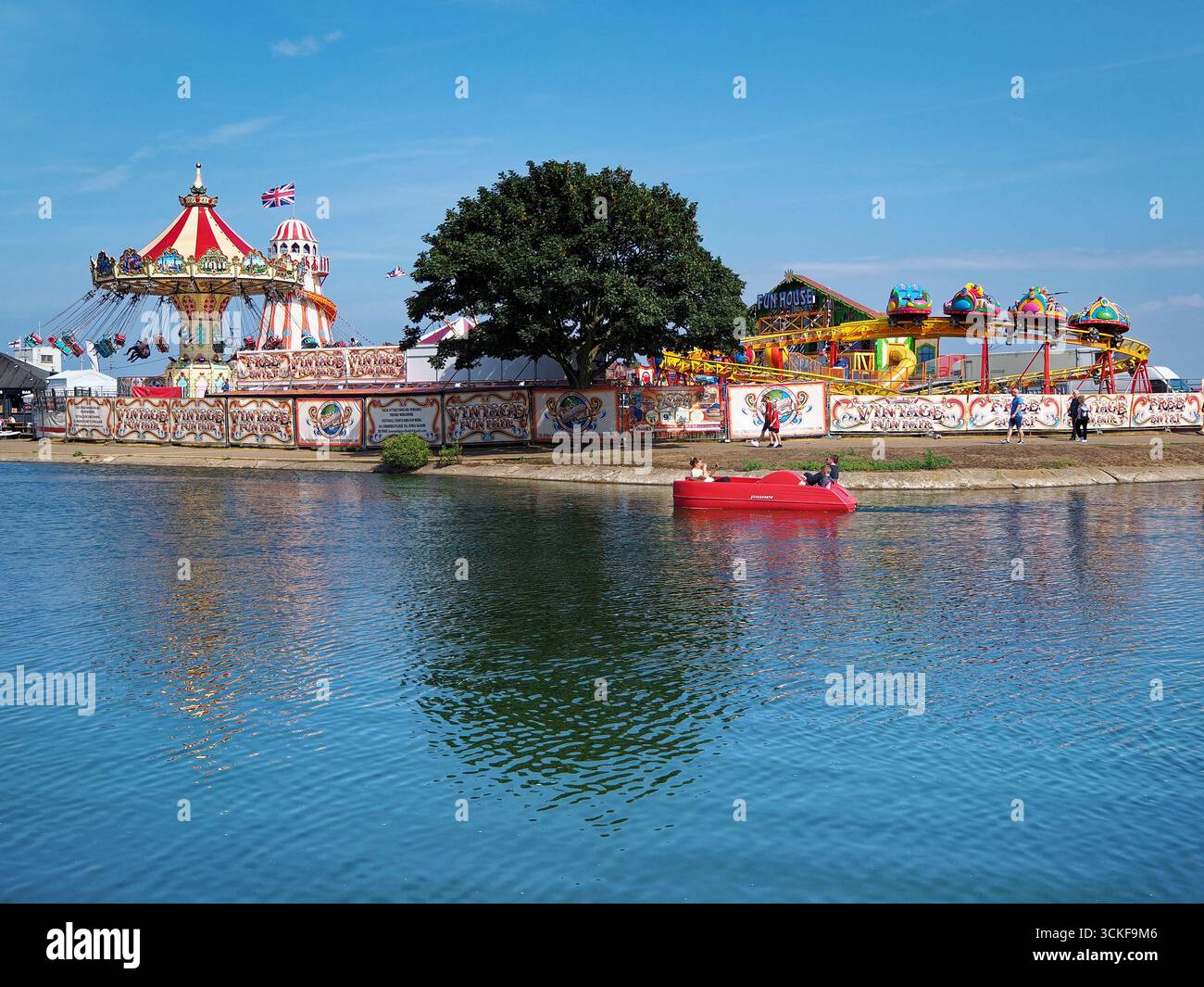 Royaume-Uni, Lincolnshire, Skegness, Boating Lake et Vintage Funfair. Banque D'Images