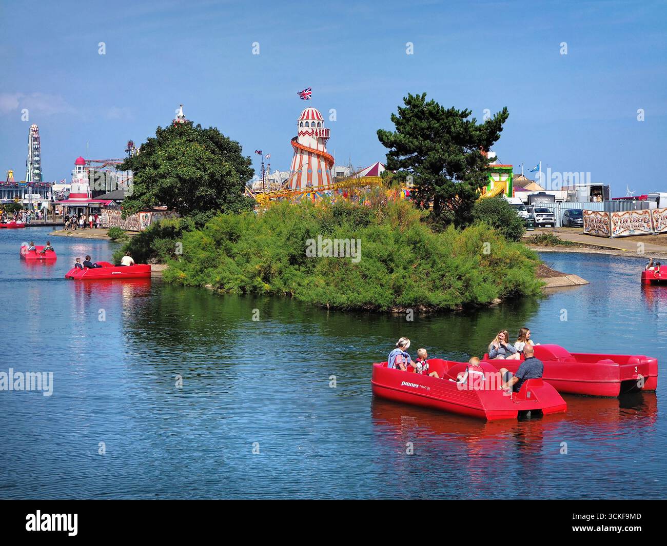 Royaume-Uni, Lincolnshire, Skegness, Boating Lake et Vintage Funfair. Banque D'Images