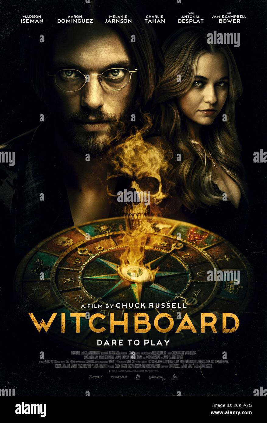 Witchboard (2025) réalisé par Chuck Russell et mettant en vedette Madison Iseman, Aaron Dominguez et Mel Jarnson. Un Witchboard maudit réveille les forces obscures, entraînant un jeune couple dans un jeu mortel de possession et de tromperie à la Nouvelle-Orléans, alors que le monde des esprits s'immisce dans leur vie et qu'une balle masquée mène à la trahison et à la sorcellerie. Affiche AMÉRICAINE À une feuille POUR USAGE ÉDITORIAL UNIQUEMENT. Crédit : BFA / Saban films Banque D'Images