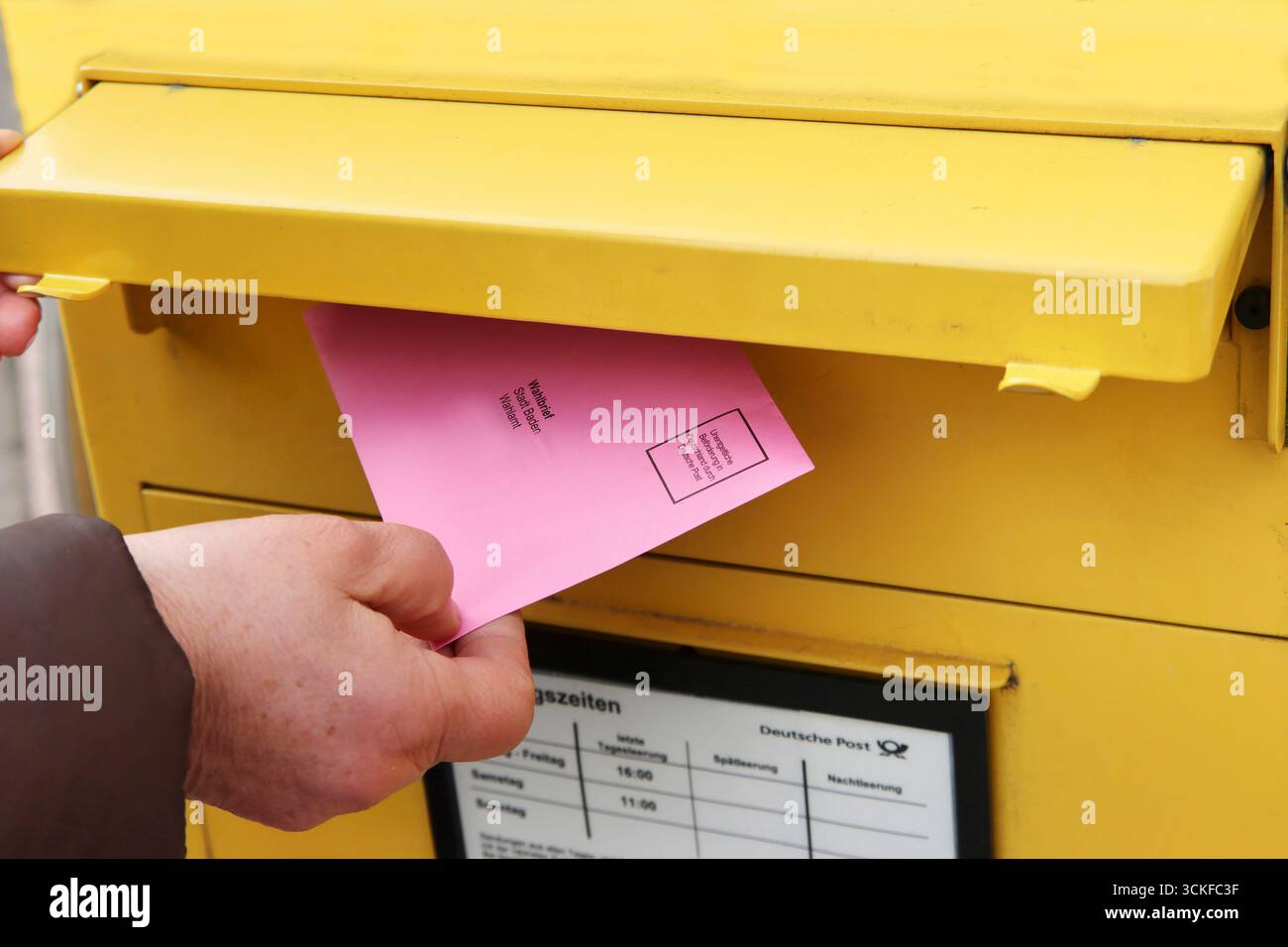 Vote postal est placé dans la boîte postale, image symbolique du vote postal, Allemagne Banque D'Images