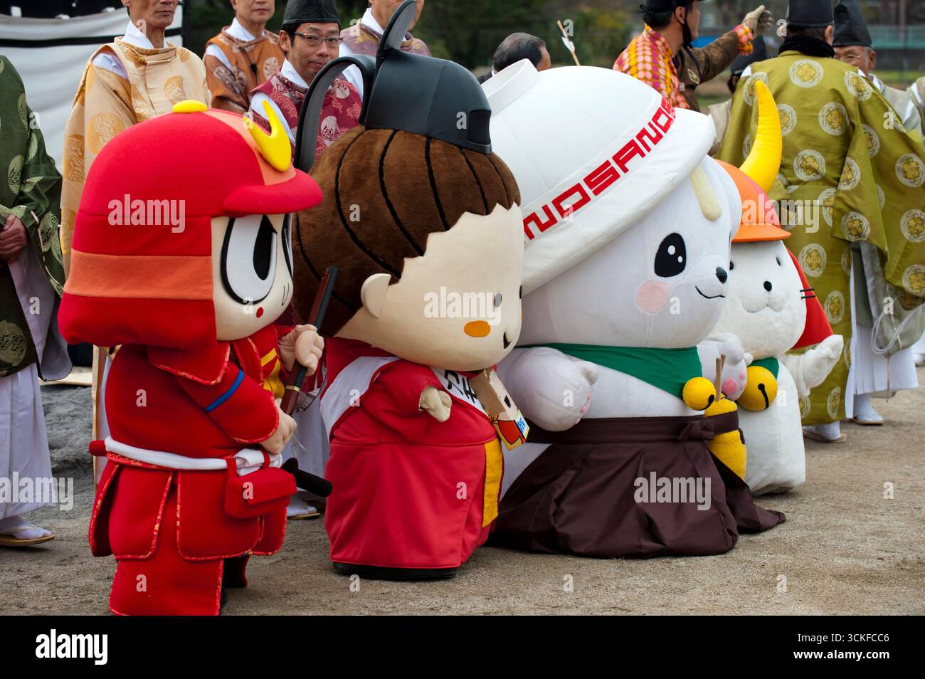 Mascotte japonaise yuru-kyara personnages de culture populaire Hikodon (pistolet), Kamon-chan, Sanomaru (bol à soupe) et Hikonyan lors d'un événement à Hikone, Shiga, Japon. Banque D'Images