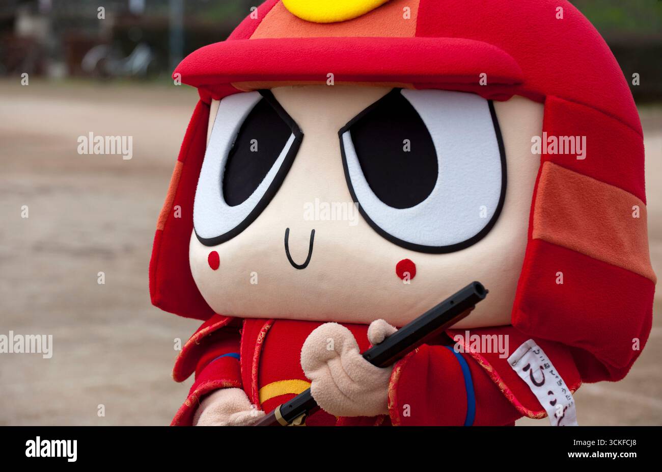 Mascotte japonaise yuru-kyara personnage de culture populaire Hikodon (casque samouraï kabuto avec arme à feu) à l'événement à Hikone, Shiga, Japon. Banque D'Images