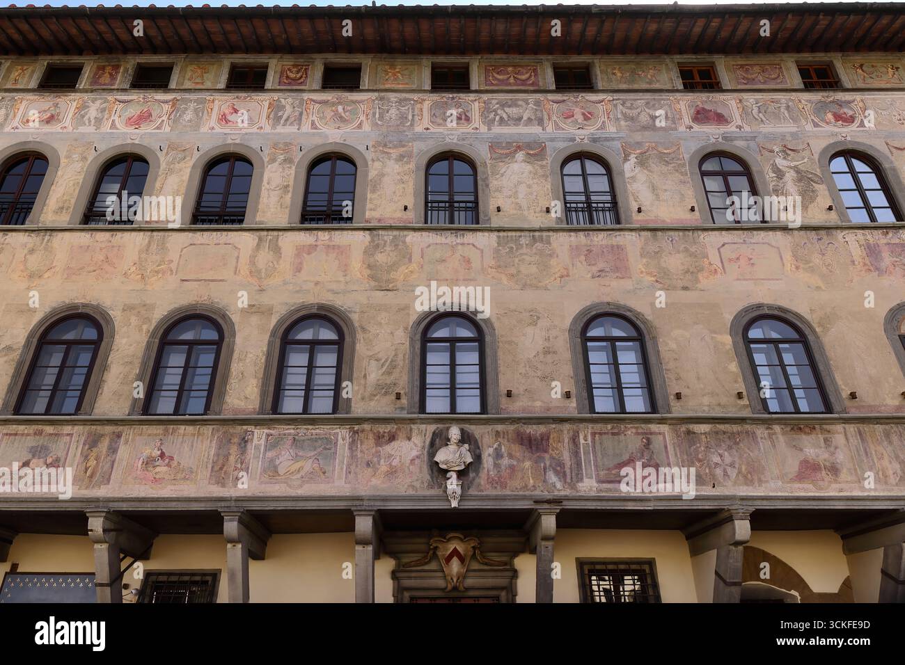 303 panneaux de fresques avec point d'appui sur le buste Cosimo II au-dessus de la porte, Palazzo dell'Antella Palace façade sur la Piazza Santa Croce. Florence-Toscane. Banque D'Images