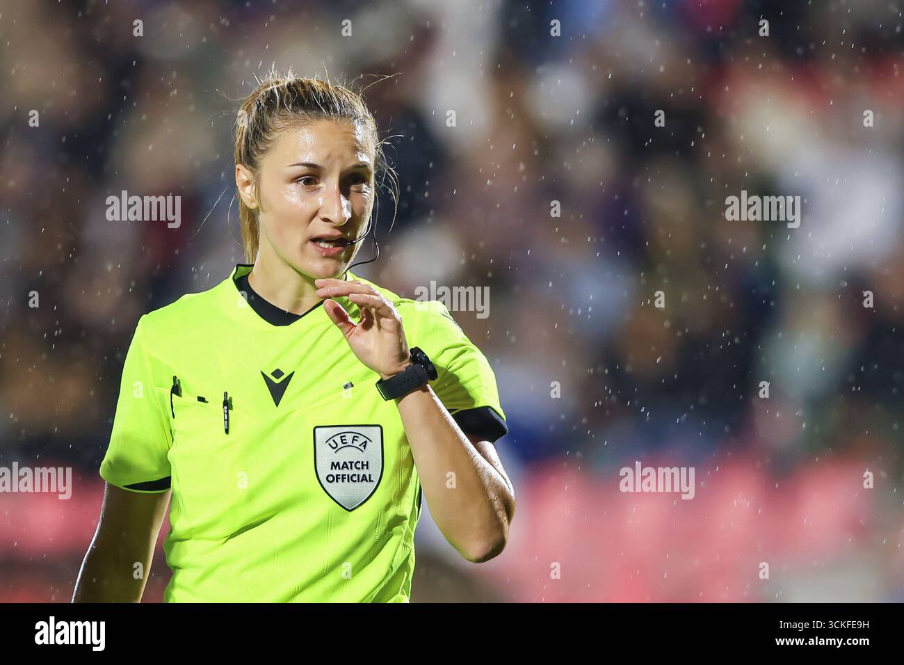 Amsterdam, pays-Bas. 11 septembre 2025. Amsterdam, pays-Bas, le 11 septembre 2025 : L'arbitre Milica Milovanovic fait des gestes lors du premier match du tour de qualification de l'UEFA Womens Europa Cup 2025/26 entre l'AFC Ajax et le SK Sturm Graz au Sportcomplex de Toekomst à Amsterdam, aux pays-Bas. (Leiting Gao/SPP) crédit : photo de presse sportive SPP. /Alamy Live News Banque D'Images