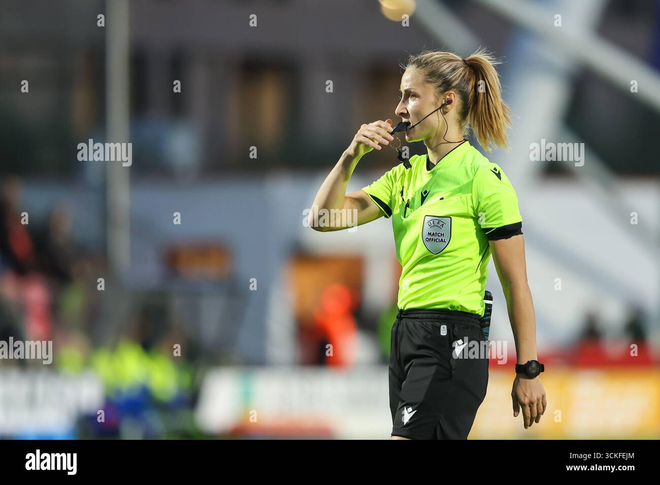 Amsterdam, pays-Bas. 11 septembre 2025. Amsterdam, pays-Bas, le 11 septembre 2025 : L'arbitre Milica Milovanovic tire le coup de sifflet lors du premier match de qualification de l'UEFA Europa Cup 2025/26 entre l'AFC Ajax et le SK Sturm Graz au Sportcomplex de Toekomst à Amsterdam, aux pays-Bas. (Leiting Gao/SPP) crédit : photo de presse sportive SPP. /Alamy Live News Banque D'Images