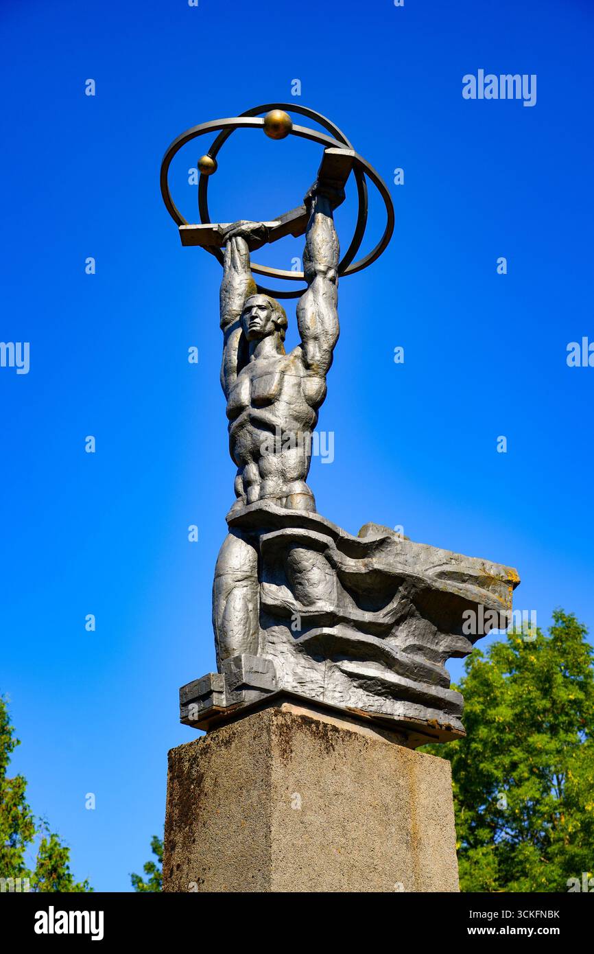 Statue de « l'atome pacifique » servant de monument à la puissance atomique à Sillamäe, une ancienne ville soviétique fermée située sur la côte de la mer Baltique à Estoni Banque D'Images