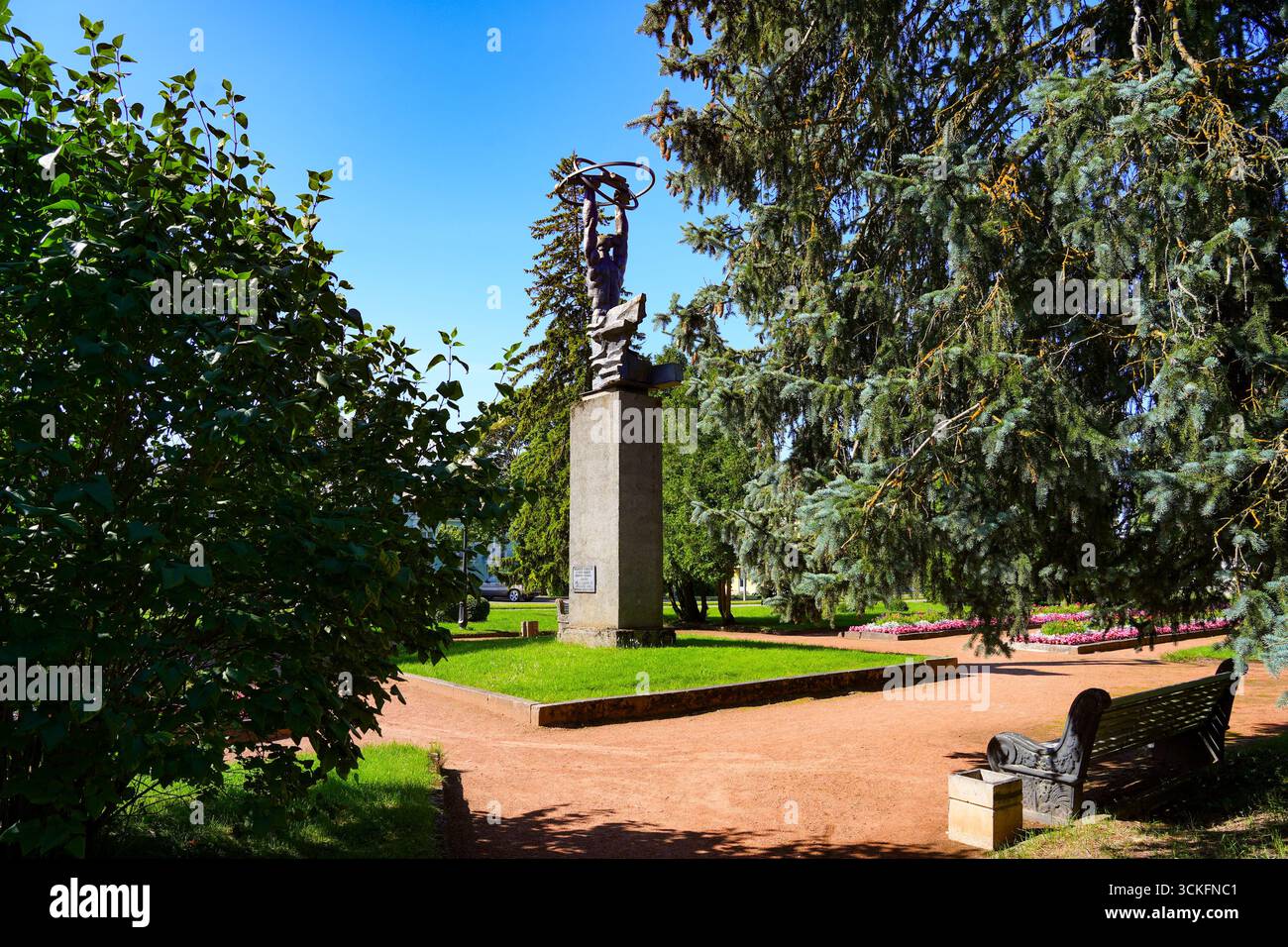 Statue de « l'atome pacifique » servant de monument à la puissance atomique à Sillamäe, une ancienne ville soviétique fermée située sur la côte de la mer Baltique à Estoni Banque D'Images
