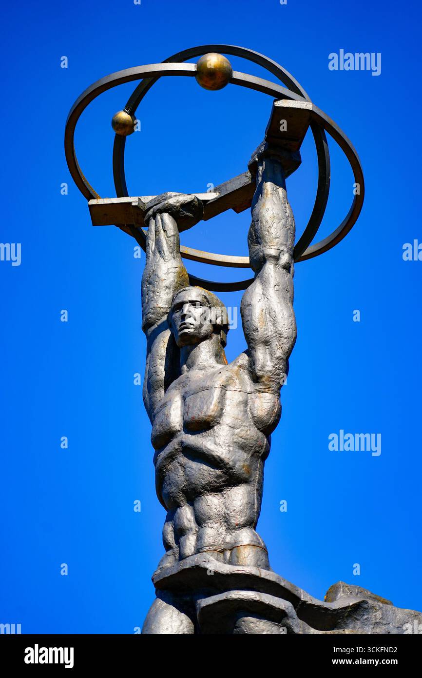 Statue de « l'atome pacifique » servant de monument à la puissance atomique à Sillamäe, une ancienne ville soviétique fermée située sur la côte de la mer Baltique à Estoni Banque D'Images