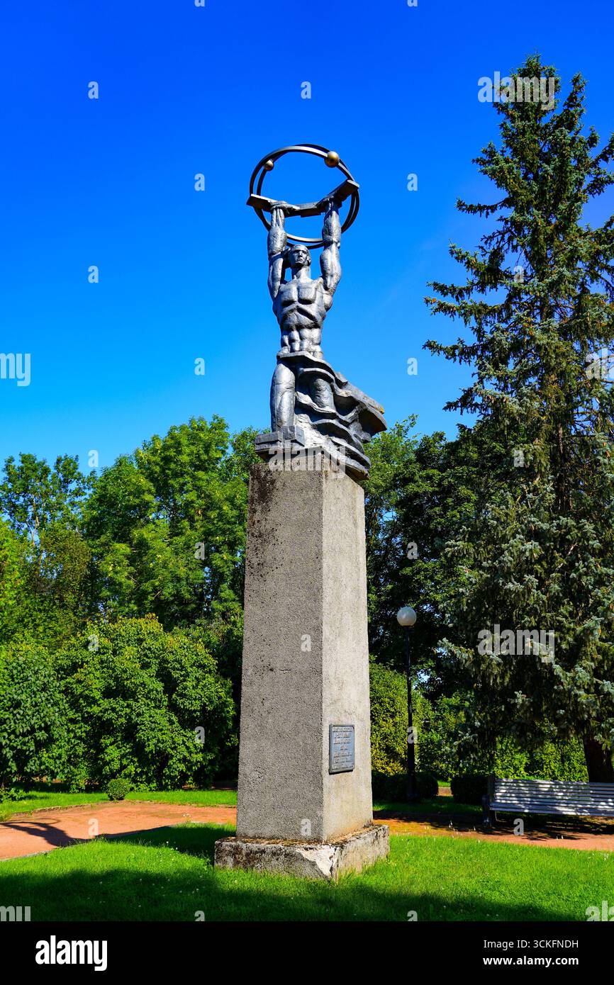 Statue de « l'atome pacifique » servant de monument à la puissance atomique à Sillamäe, une ancienne ville soviétique fermée située sur la côte de la mer Baltique à Estoni Banque D'Images