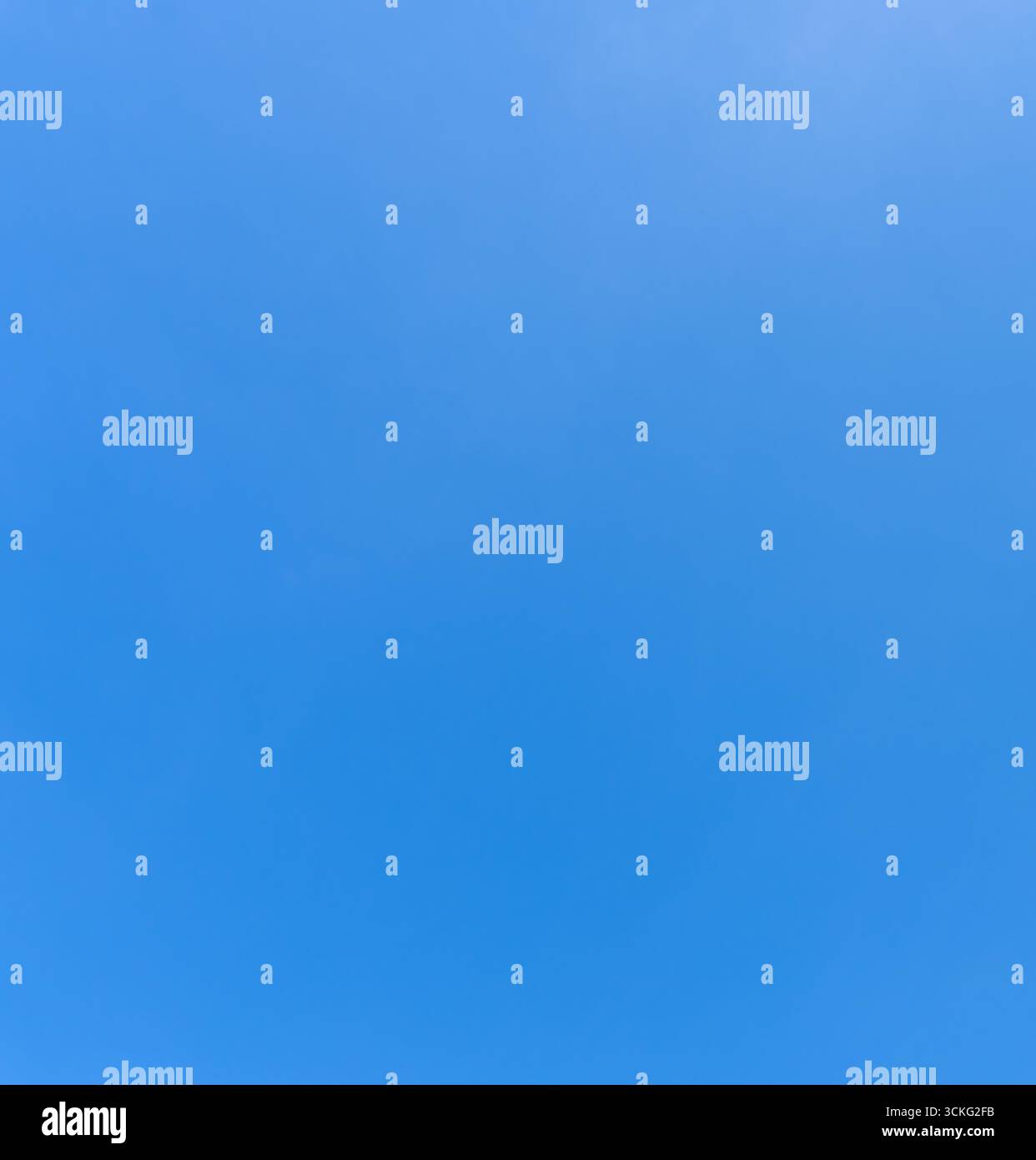 La vue en angle bas et le plein cadre du beau ciel bleu clair sans nuages dans l'après-midi sur une journée ensoleillée sont utilisés comme texture de fond naturelle dans la décoration Banque D'Images