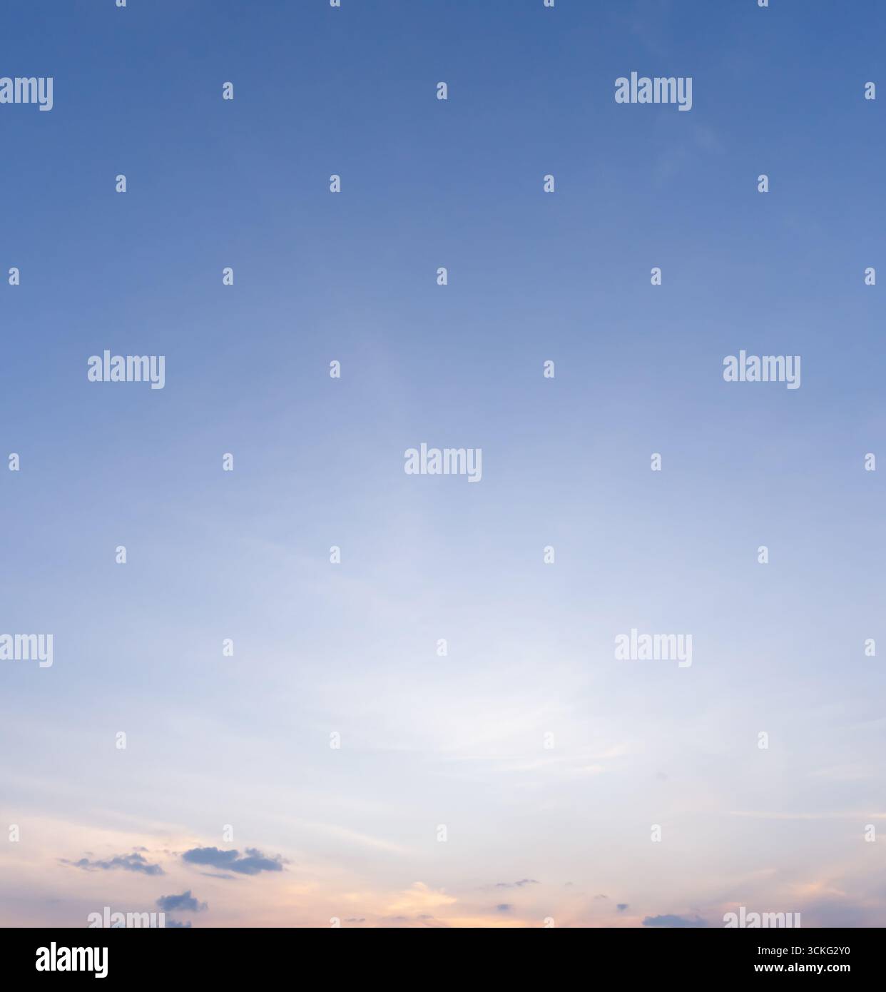 Beau ciel bleu et orange du matin ou du soir avec nuageux tandis que les couchers de soleil ou levers de soleil a été pris à la mer utilisé comme texture de fond naturel Banque D'Images