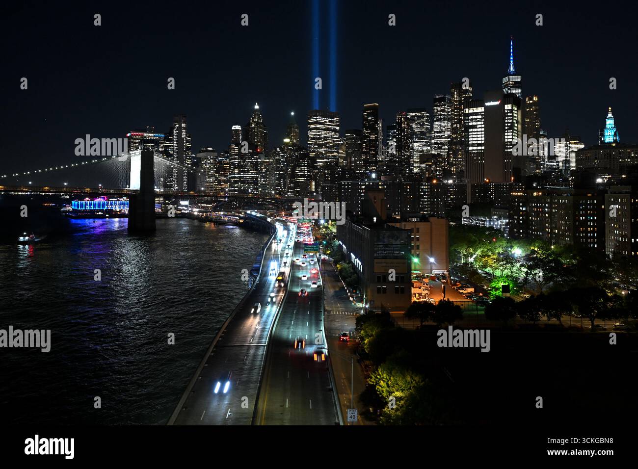 L'hommage à la lumière est illuminé au-dessus de Lower Manhattan et du One World Trade Center à l'occasion du 24e anniversaire des attentats de 9/11 du 11 septembre 2025 Banque D'Images