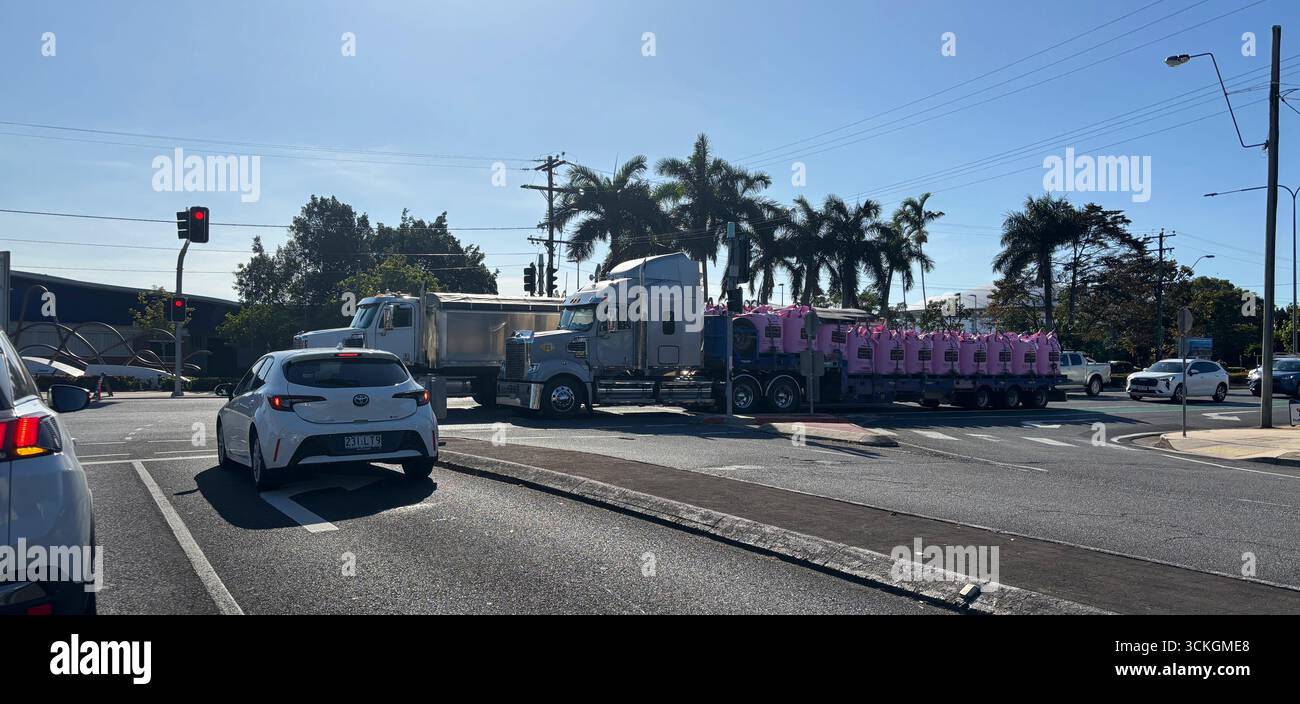 Énormes sacs d'engrais azoté pour les cultures de canne à sucre sur camion semi-remorque, Cook Highway, Cairns, Queensland, Australie. Pas DE MR ou PR Banque D'Images