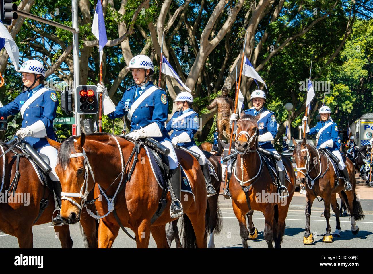 Sydney Australie 12 septembre 2025 : dirigée par l'inspecteur Kirsten McFadden, l'unité de police montée de Nouvelle-Galles du Sud, la plus ancienne unité montée au monde, a célébré 200 ans de service à la communauté avec un défilé dans la rue Macquarie de Sydney, devant le State Parliament House et sur le parvis de l'Opéra de Sydney. L'unité de la police montée compte plus de 30 policiers et chevaux de troupe, dont 75 % sont des femmes policières. Sur la photo sont les officiers qui chevauchent dans le défilé sur Macquarie Street Credit : Stephen Dwyer / Alamy Live News Banque D'Images