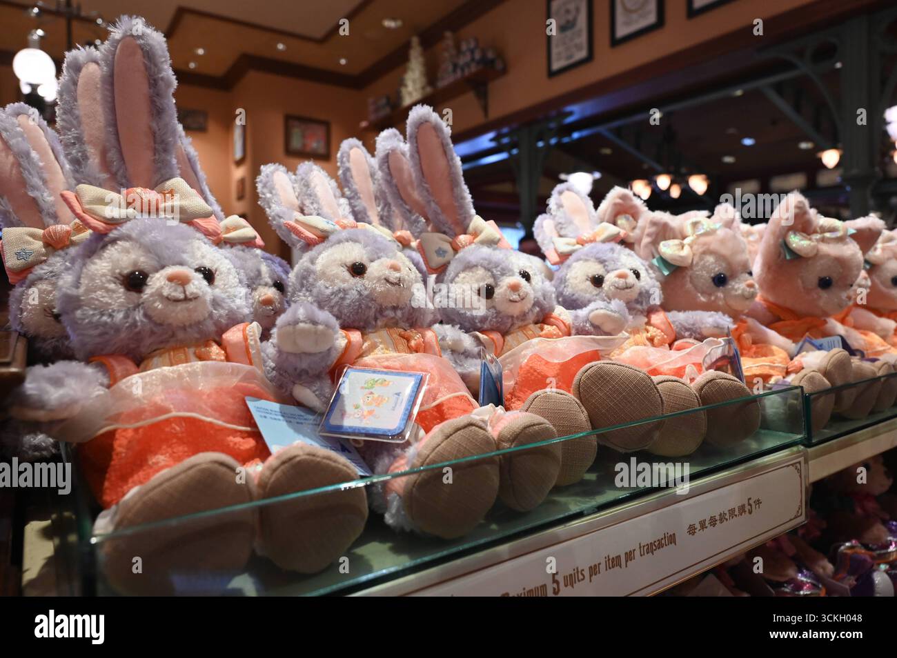DATE D'ENREGISTREMENT NON INDIQUÉE Hong Kong Disneyland 20th Anniversary Events vue générale montrant des poupées StellaLou à Hong Kong Disneyland le 12 septembre 2025 à Hong Kong. Hong Kong Disneyland organise aujourd'hui un événement pour célébrer le 20e anniversaire de l'ouverture. Photo de Kobe Li/Nexpher images Banque D'Images