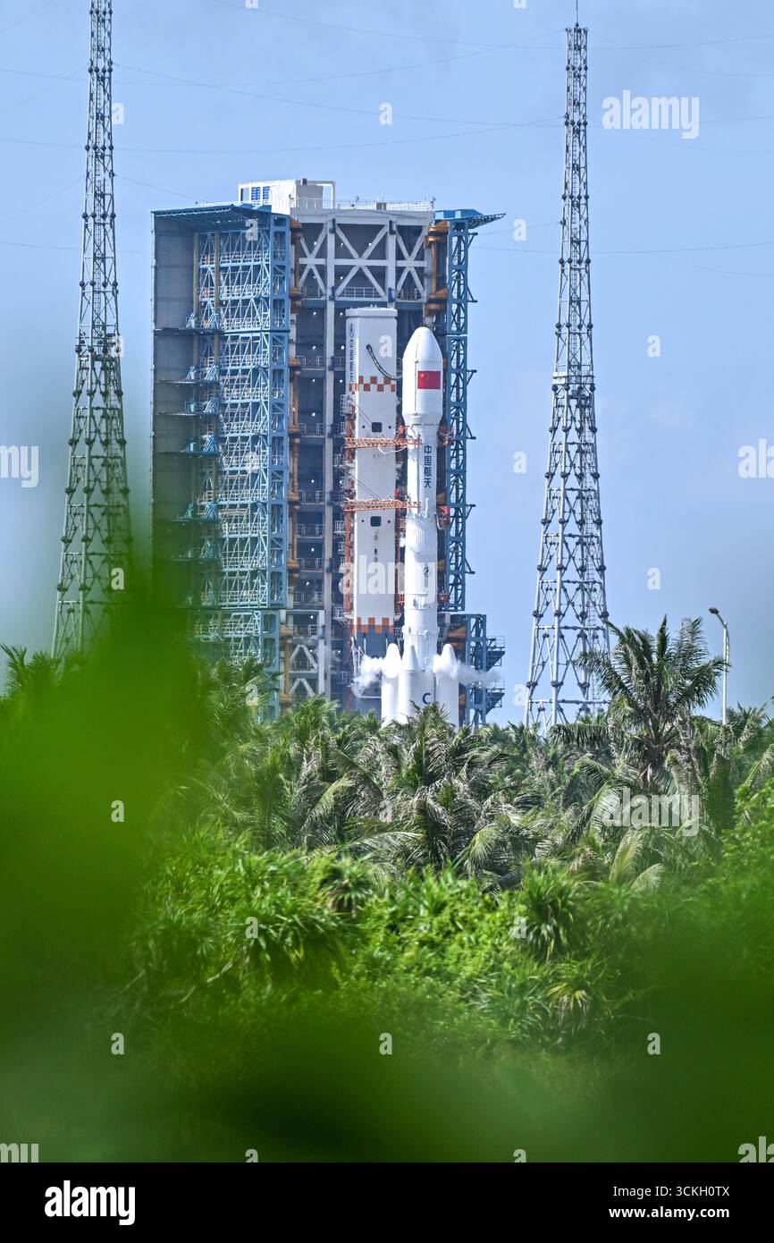 Wenchang, China.9th septembre 2025. Une longue fusée March 7A décolle du Centre de lancement spatial de Wenchang, un port spatial côtier dans la province de Hainan à 10 h, le 9 septembre 2025, envoyant le satellite de télédétection Yaogan 45 sur son orbite préréglée avec succès. Le satellite a pour mission de faciliter les expériences scientifiques, d'arpenter les ressources foncières, de surveiller les rendements agricoles et de soutenir la prévention des catastrophes et l'atténuation de leurs effets. Crédit : Luo Yunfei/China News Service/Alamy Live News Banque D'Images